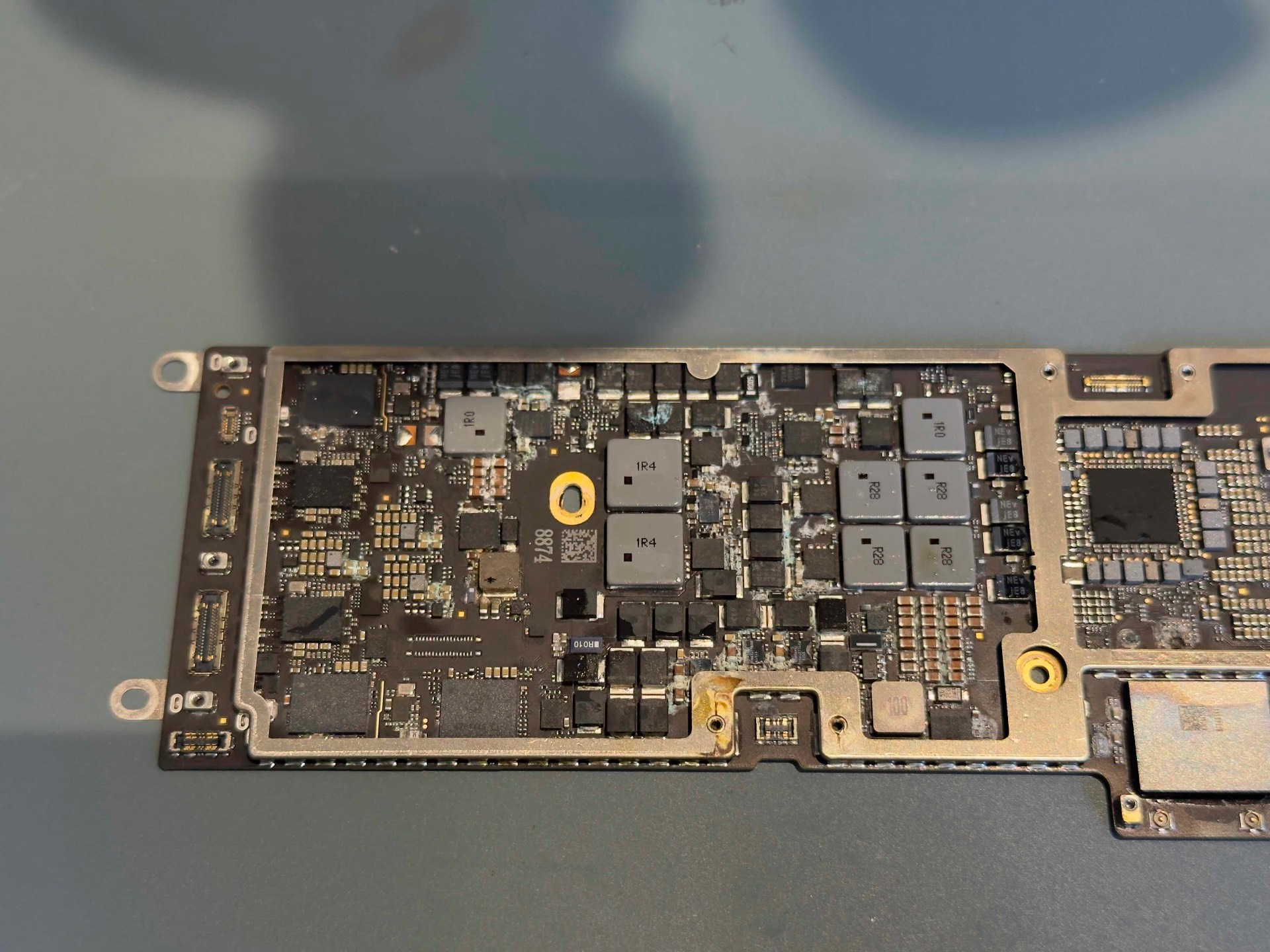 Naprawa płyty głównej MacBook na poziomie elektroniki